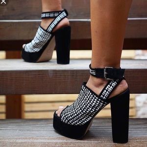 Manaolo platform heels